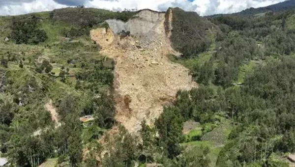 Papua New Guinea orders evacuations as fear of second landslide looms