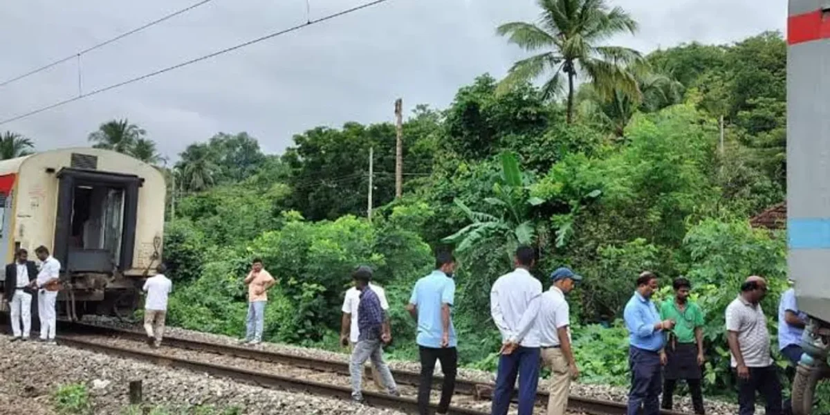 Train bogie detaches from engine at Thrissur