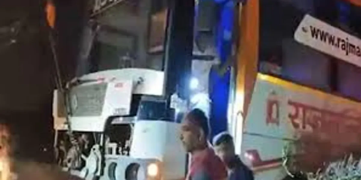 Guj: 6 killed as speeding truck rams bus on Ahmedabad -Vadodara Expressway