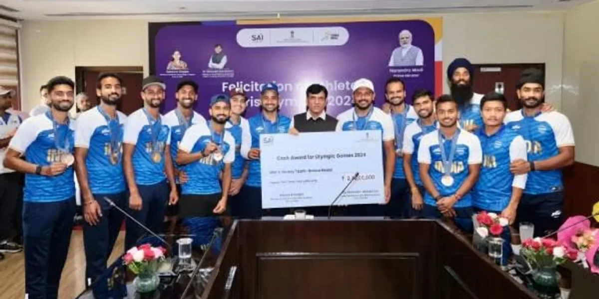 Union Minister Dr. Mansukh Mandaviya felicitates Indian Hockey Team
