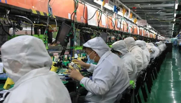 Foxconn Hires 50,000 workers at ‘IPhone City’ to boost production