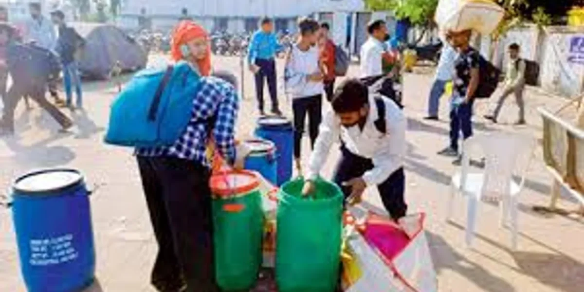 Mumbai: 50 plastic drums seized from passengers on WR
