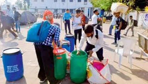 Mumbai: 50 plastic drums seized from passengers on WR