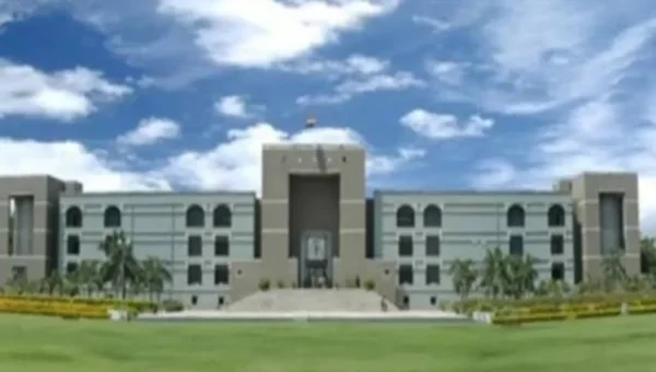 Gujarat HC sets aside charge sheet issued near retirement