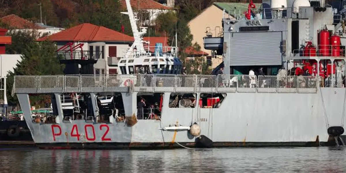 Italian navy ship carrying migrants arrives in Albanian port