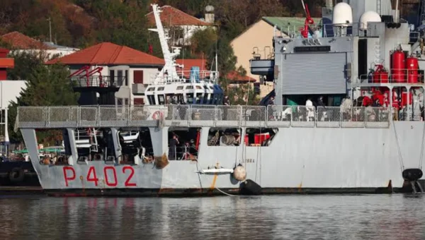 Italian navy ship carrying migrants arrives in Albanian port