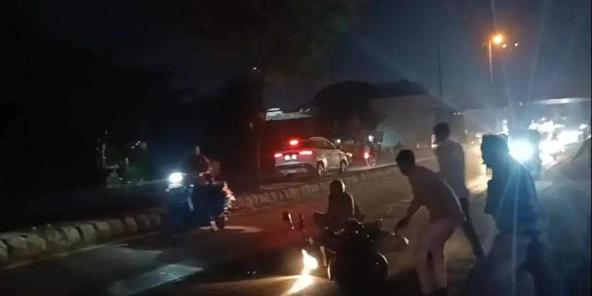 Contaminated Sewage overflows on Old NH8 Near Bapunagar, causes accidents