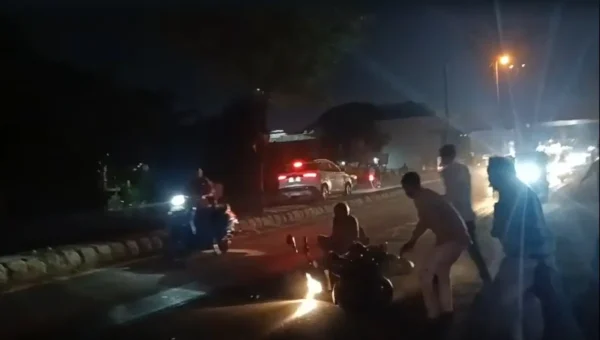 Contaminated Sewage overflows on Old NH8 Near Bapunagar, causes accidents