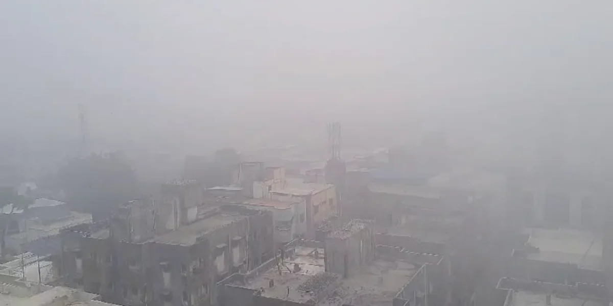 Bharuch shrouded in dense fog, creating a Hill Station-like Ambiance