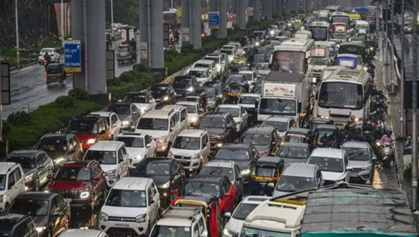12-km long queue of vehicles seen on Pune-Mumbai eway