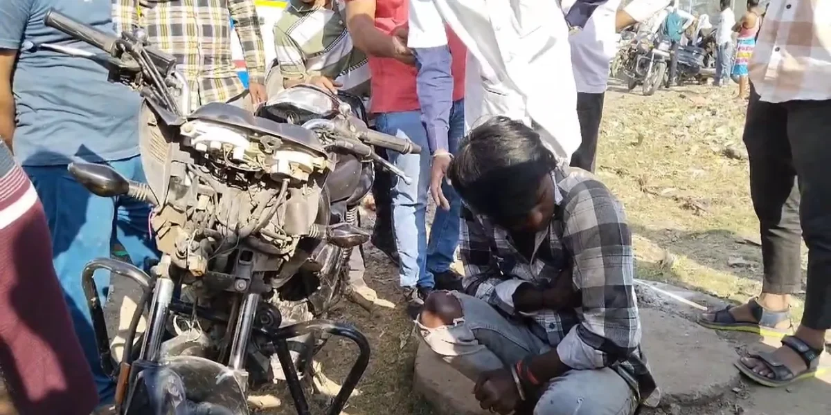 Bike-Moped collision near Sudama Estate, Ankleshwar; One Injured