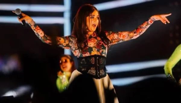 Monali Thakur hospitalized after facing breathing issues during live performance