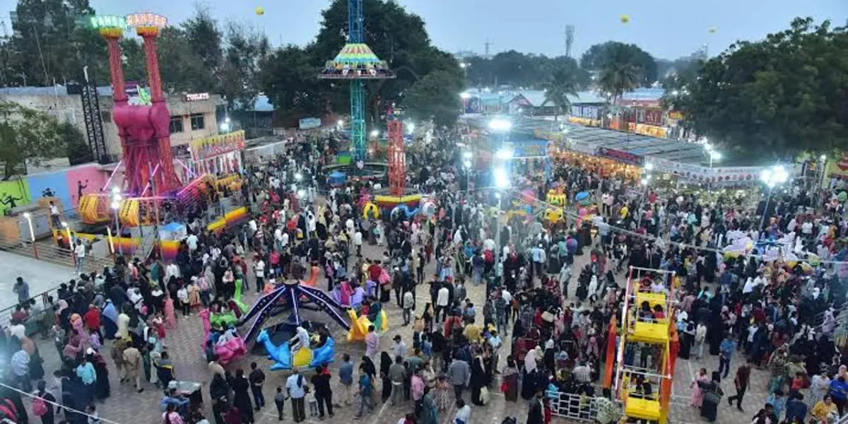 Passengers stuck upside-down for 25 minutes on amusement ride in Hyderabad’s Numaish