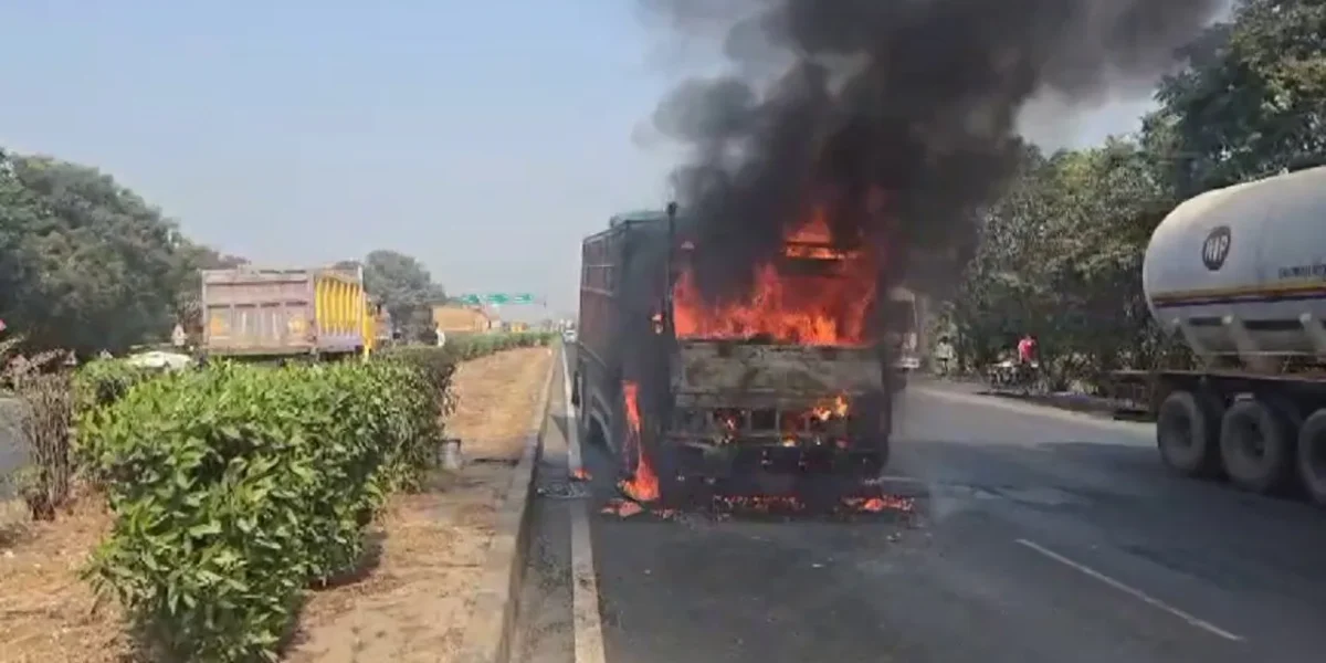 Fire Breaks out in tempo cabin Near Nabipur on NH-48