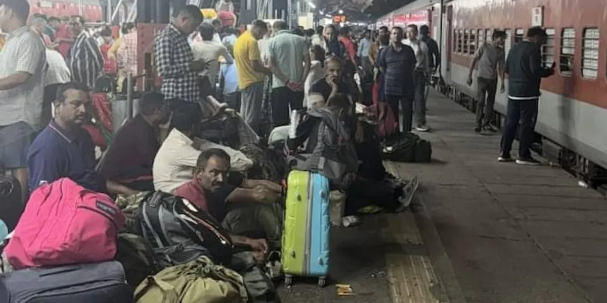 Railways to run general train to decongest platforms at Delhi Stations