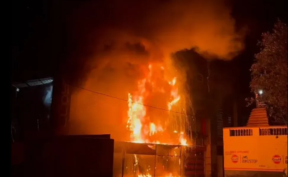 Ankleshwar: Fire breaks out in 4-5 shops of Sahajanand Complex under Gadkhol T-Bridge, brought under control by fire department