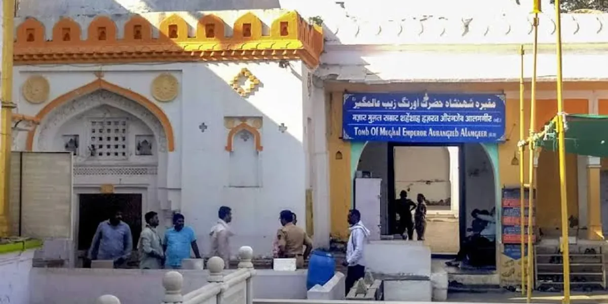 Aurangzeb’s Tomb in Chhatrapati Sambhajinagar covered, visitors not allowed to perform rituals