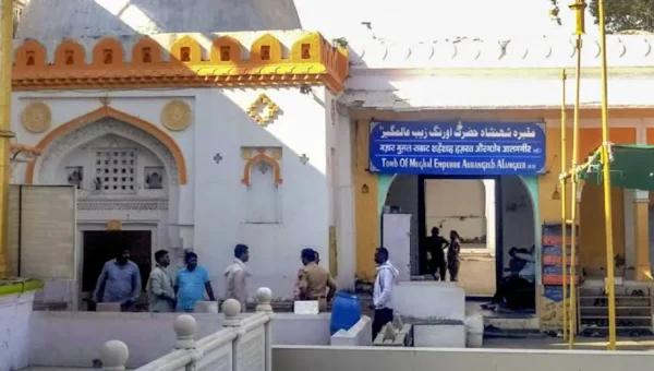Aurangzeb’s Tomb in Chhatrapati Sambhajinagar covered, visitors not allowed to perform rituals