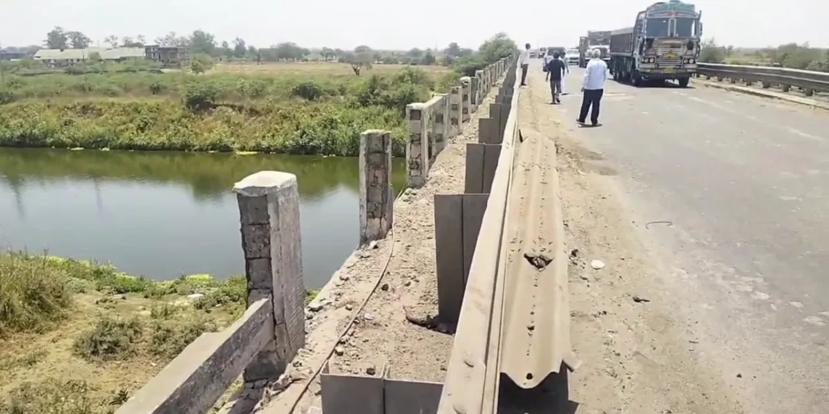 Bharuch: 40-year-old bridge on Dhadhar river near Jambusar in a very dilapidated condition, fear of a major disaster!