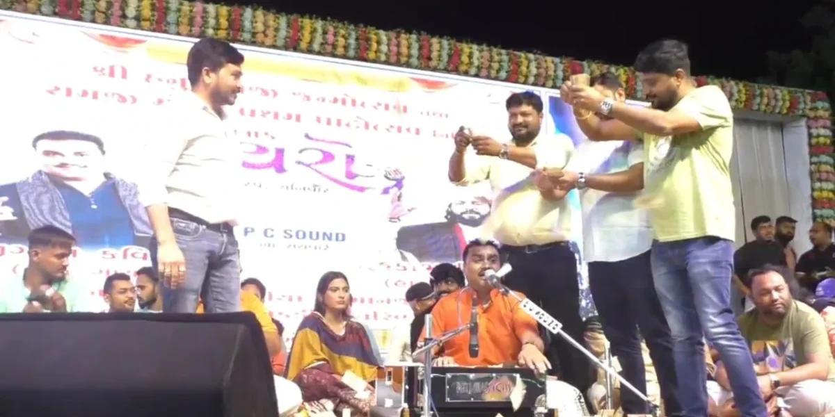 Ankleshwar: Grand Lokdayra organized at Rokadiya Hanumanji Temple in Naugama, Jignesh Kaviraj enthralls devotees