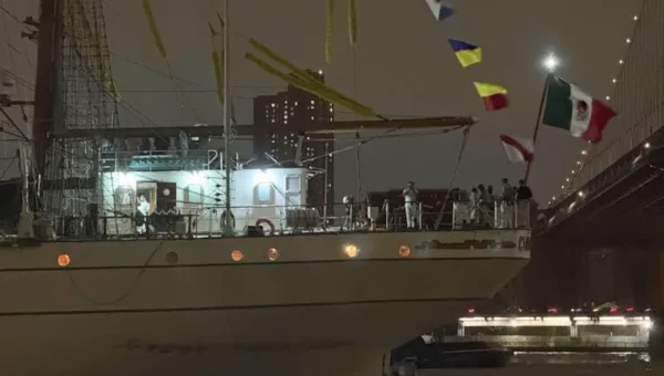 Huge Mexican Navy training ship with 200 people on board collides with Brooklyn Bridge