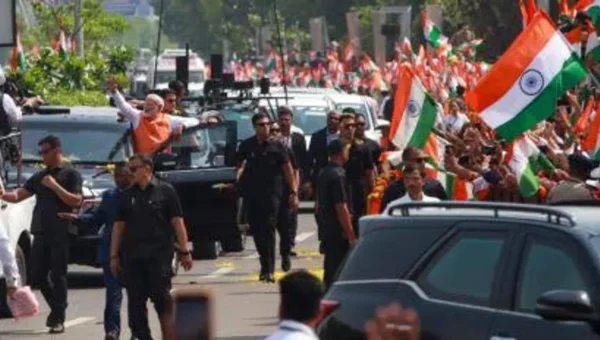PM Modi begins Gujarat visit with Vadodara roadshow