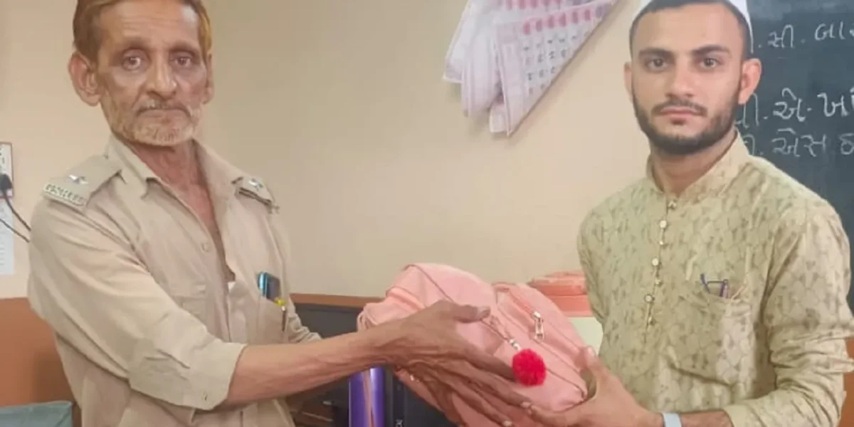 Bharuch: ST Bus Conductor in Jambusar Returns Passenger’s Bag Containing Gold Worth Rs. 3 Lakh