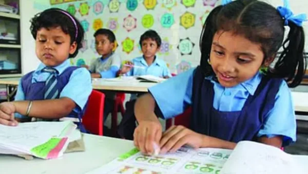 Maharashtra makes Hindi ‘general’ third language in schools