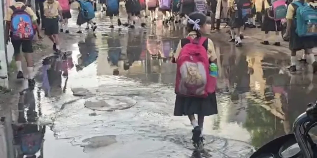 Ankleshwar: Fear of Disease Outbreak Near Shravan School Due to Overflowing Drain; Children Forced to Walk Through Contaminated Water