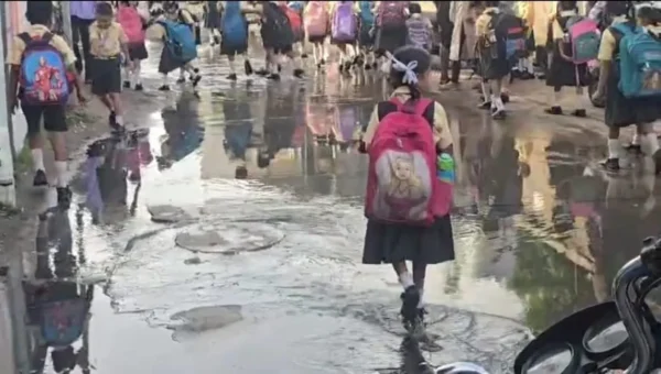 Ankleshwar: Fear of Disease Outbreak Near Shravan School Due to Overflowing Drain; Children Forced to Walk Through Contaminated Water