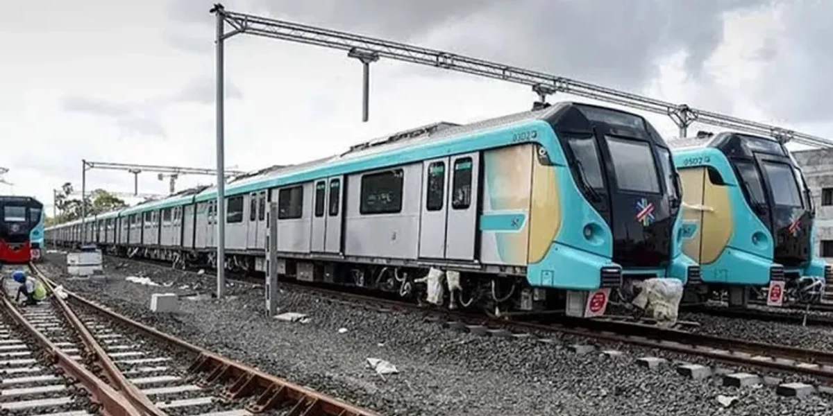 Mumbai Metro sees heavy rush as trains get delayed due to technical snag