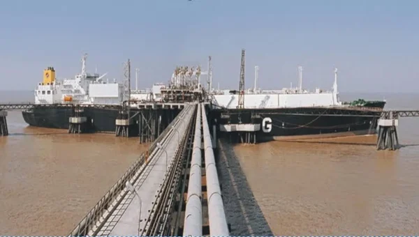 Petronet seeks $1.4 bn loan to fund petrochemical plant, LNG terminal