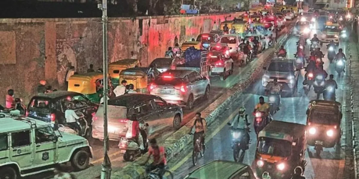 Ahmedabad : Commuters Stuck in Long Jams as Shahibaug Overbridge Closes