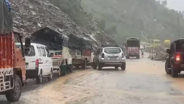 Traffic jams, roadblocks disrupt travel on Chd-Manali highway