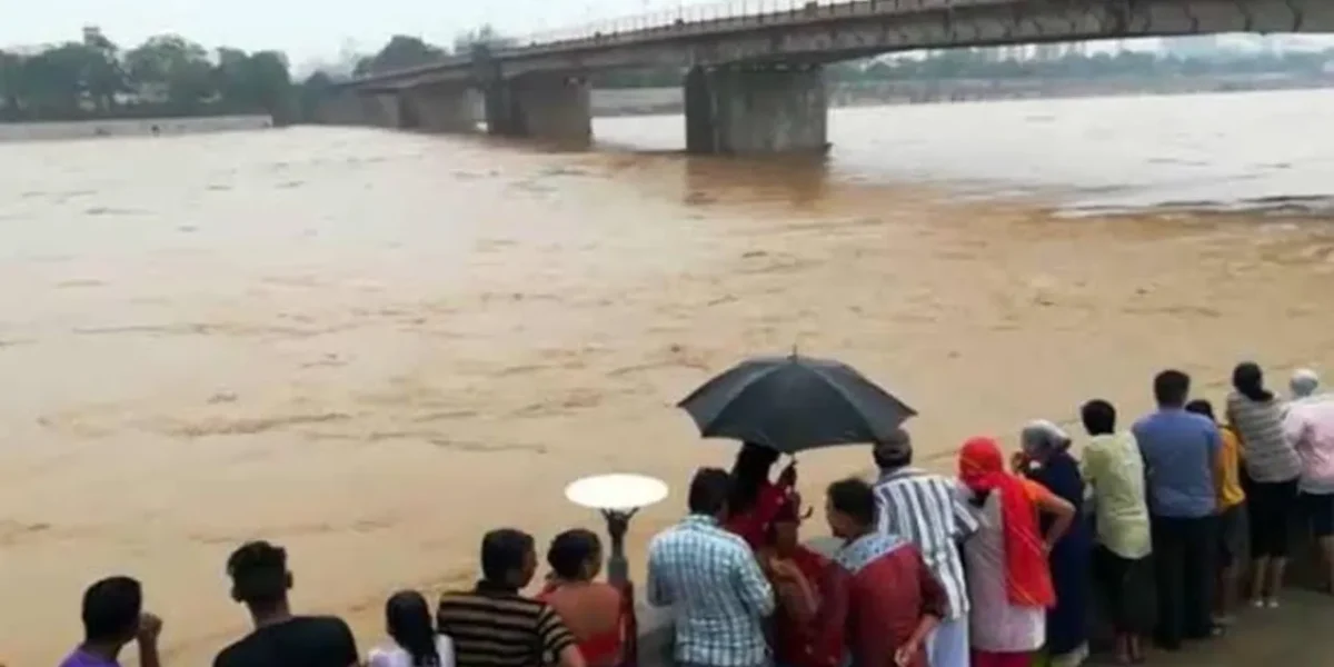 Sabarmati river overflows amid heavy rainfall; 25 workers rescued