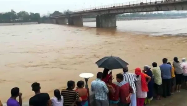 Sabarmati river overflows amid heavy rainfall; 25 workers rescued