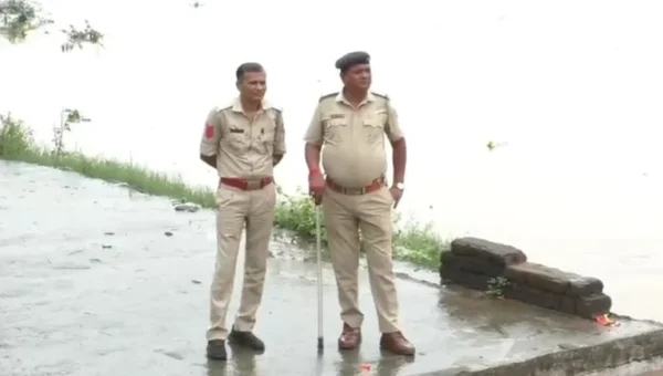 Bharuch : Police Deployment Near Golden Bridge as Crowds Gather to Take Photos and Videos
