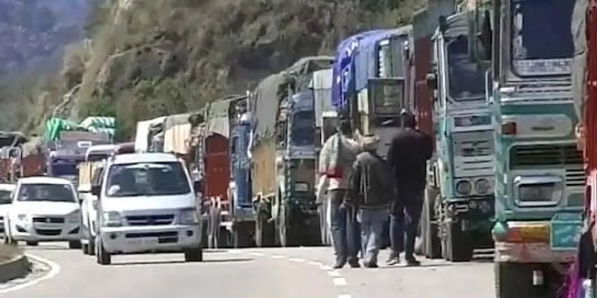 Jammu-Srinagar NH partially opened for vehicular movement