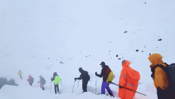 Severe Snowstorm Hits Mount Everest in Tibet, Over 1,000 Trekkers Stranded; Rescue Operations Underway