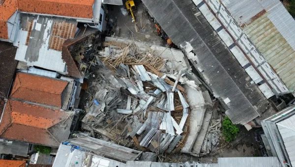 91 still trapped days after Indonesia school building collapse