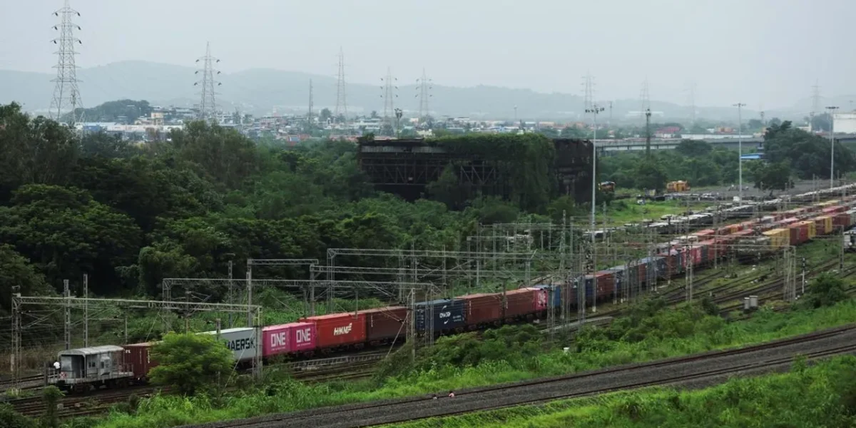 Indian Railways launches first assured transit time container train between Delhi and Kolkata