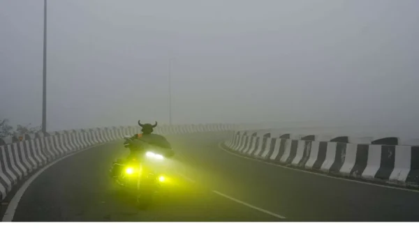 Dense fog covered Delhi as the AQI hit 384, pushing air quality to the edge of the ‘severe’ zone.