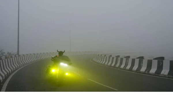 Dense fog covered Delhi as the AQI hit 384, pushing air quality to the edge of the ‘severe’ zone.