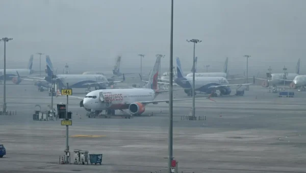 Dense Fog, Toxic Air Cripple Delhi Airport: 128 Flights Cancelled, 200+ Delayed at IGI.
