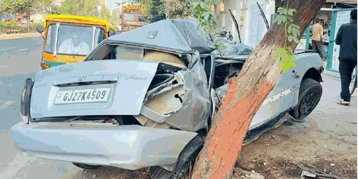Speeding Car Slams Into Tree in Ahmedabad; Man Dies While Heading to In-Laws’ Home