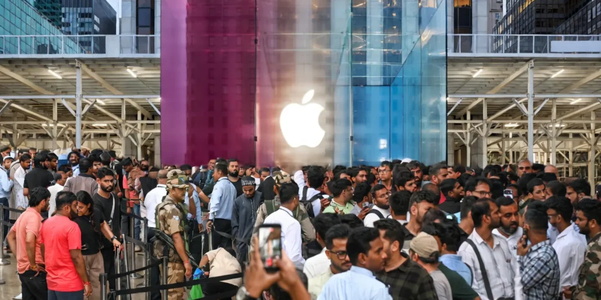iPhone 18 Pro Goes on Sale in India, Customers Queue Up at Apple Stores