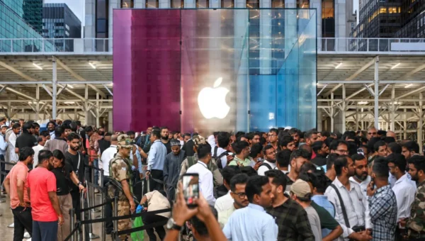 iPhone 18 Pro Goes on Sale in India, Customers Queue Up at Apple Stores