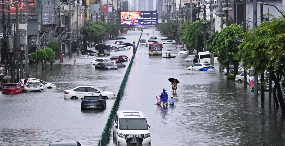World’s Party Capital Underwater! Bangkok Hit by Severe Flooding