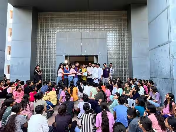 Worms, Earwigs Found in Food at Gujarat University’s Samras Girls’ Hostel; AMC Imposes ₹25,000 Fine