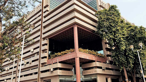 Luxury Cars Turned Into Shops: AMC Clears ‘VIP Market’ on Science City Road